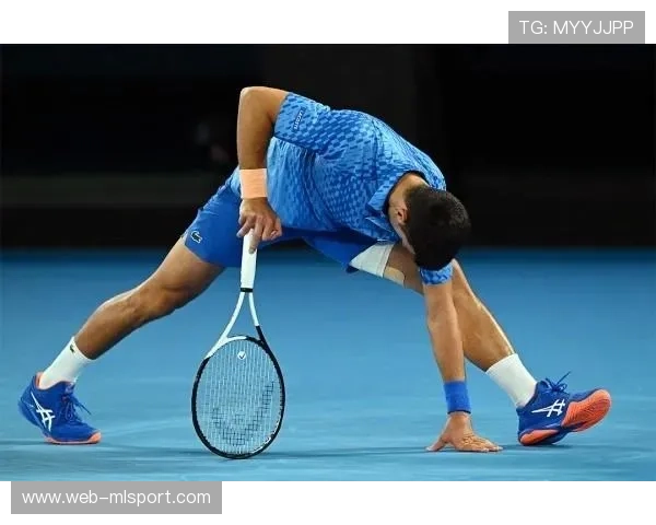 德约又在镜头前秀肌肉 德约又在镜头前秀肌肉