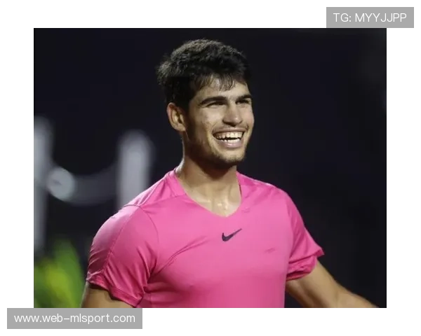 阿卡暴起扣杀引全场尖叫