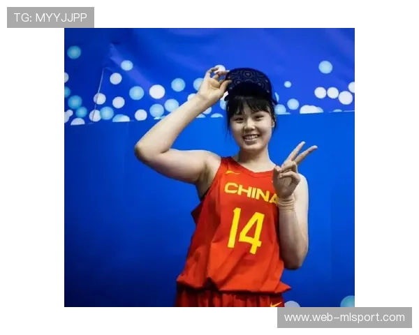 李月汝晒照超有梗：裙子护具齐上阵，一样能拍出时尚感，李月汝几岁