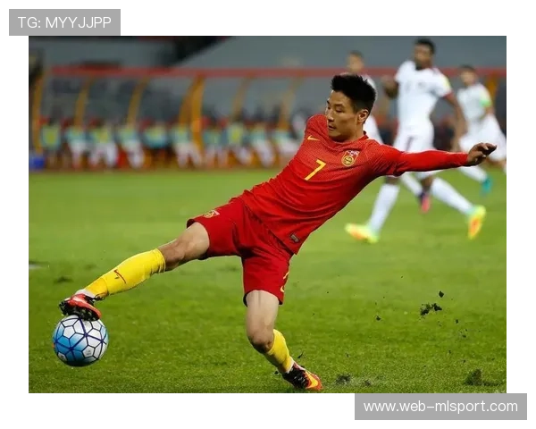 成都蓉城亚历斯祖长传找身后,边路插上形成单刀 成都蓉城亚历斯祖长传找身后,边路插上形成单刀